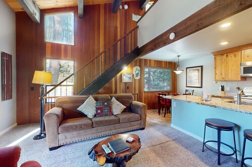 Beautiful Condo with Shared Pool & Tennis Courts, Close to Northstar