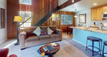 Beautiful Condo with Shared Pool & Tennis Courts, Close to Northstar