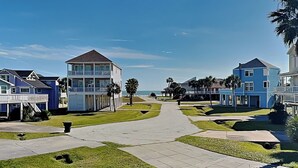 Zona residencial costera con casas que tienen balcones y vista despejada al océano.