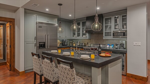 Réfrigérateur, four à micro-ondes, un four, surface de cuisson