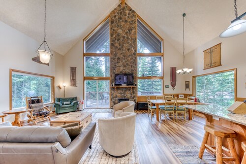 Mountain-view house near skiing with chef's kitchen & private hot tub