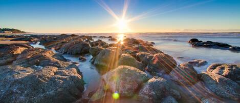 På stranden