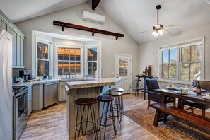 冷蔵庫、電子レンジ、オーブン、コンロ