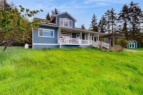 Spacious, Modern House with Stunning Bay Views - Lopez Village and Marina