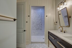 Combined shower/bathtub, hair dryer, towels - 2 Quail-Bring Fido to the Beach, 5th row(35 yards)ocean, Elevator, Pool & Spa (Hilton Head Island)