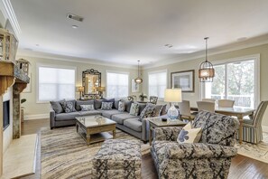 Smart TV, fireplace, ping pong - 2 Quail-Bring Fido to the Beach, 5th row(35 yards)ocean, Elevator, Pool & Spa (Hilton Head Island)