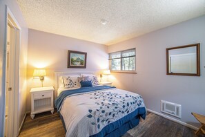 3 bedrooms, desk, iron/ironing board, travel cot