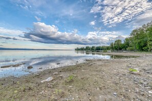 Beach nearby - Lakefront home with 17 acres - amazing water views, sauna, inviting deck (North Hero)