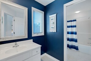 Combined shower/tub, towels