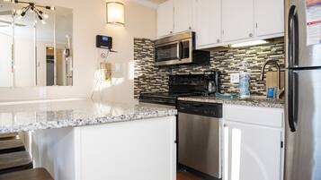 Køleskab, mikrobølgeovn, ovn, kogeplade