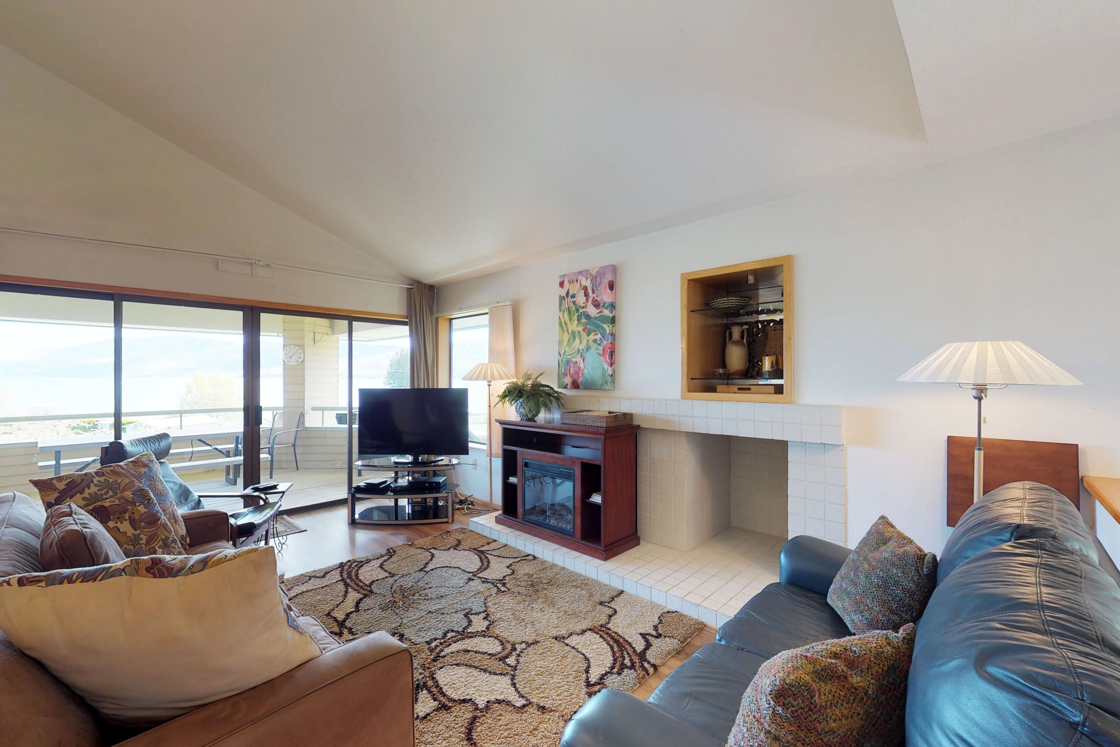 Lakefront Townhome with Fireplace, Private Hot Tub, & Shared Pool
