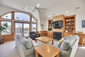 Flachbildfernseher, Kamin, DVD-Player, Stereoanlage