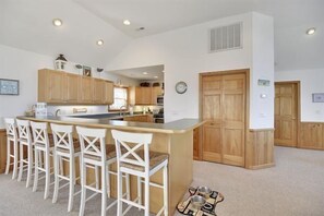 Full-sized fridge, microwave, oven, stovetop