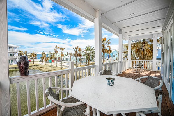 Outdoor dining - Villa Laguna! Pet Friendly! STEPS to the Pool & Boardwalk to Beach (Port Aransas)