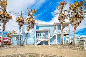 Exterior - Villa Laguna! Pet Friendly! STEPS to the Pool & Boardwalk to Beach (Port Aransas)