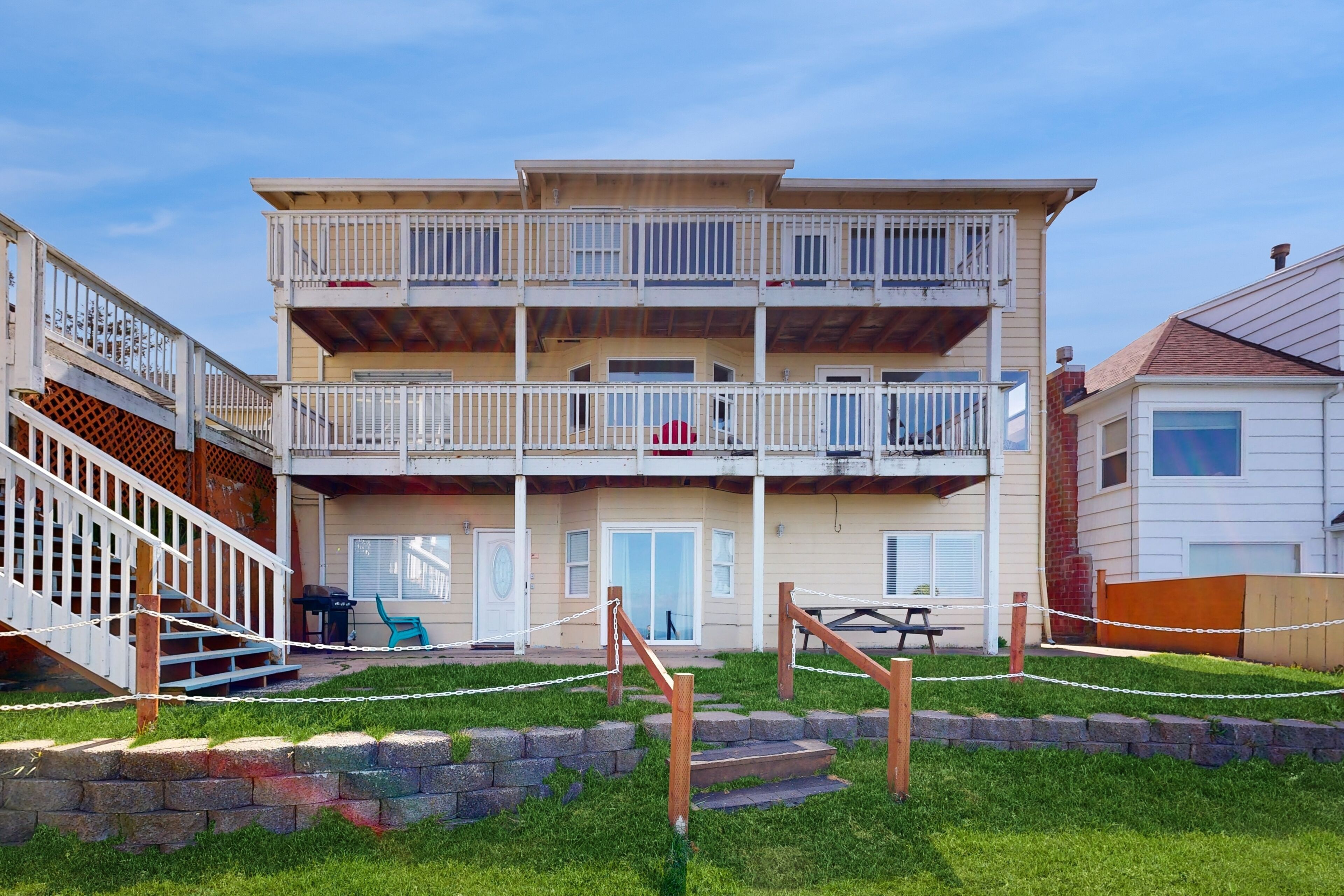 Dog-Friendly Condo with Stunning Ocean Views & Easy Beach Access
