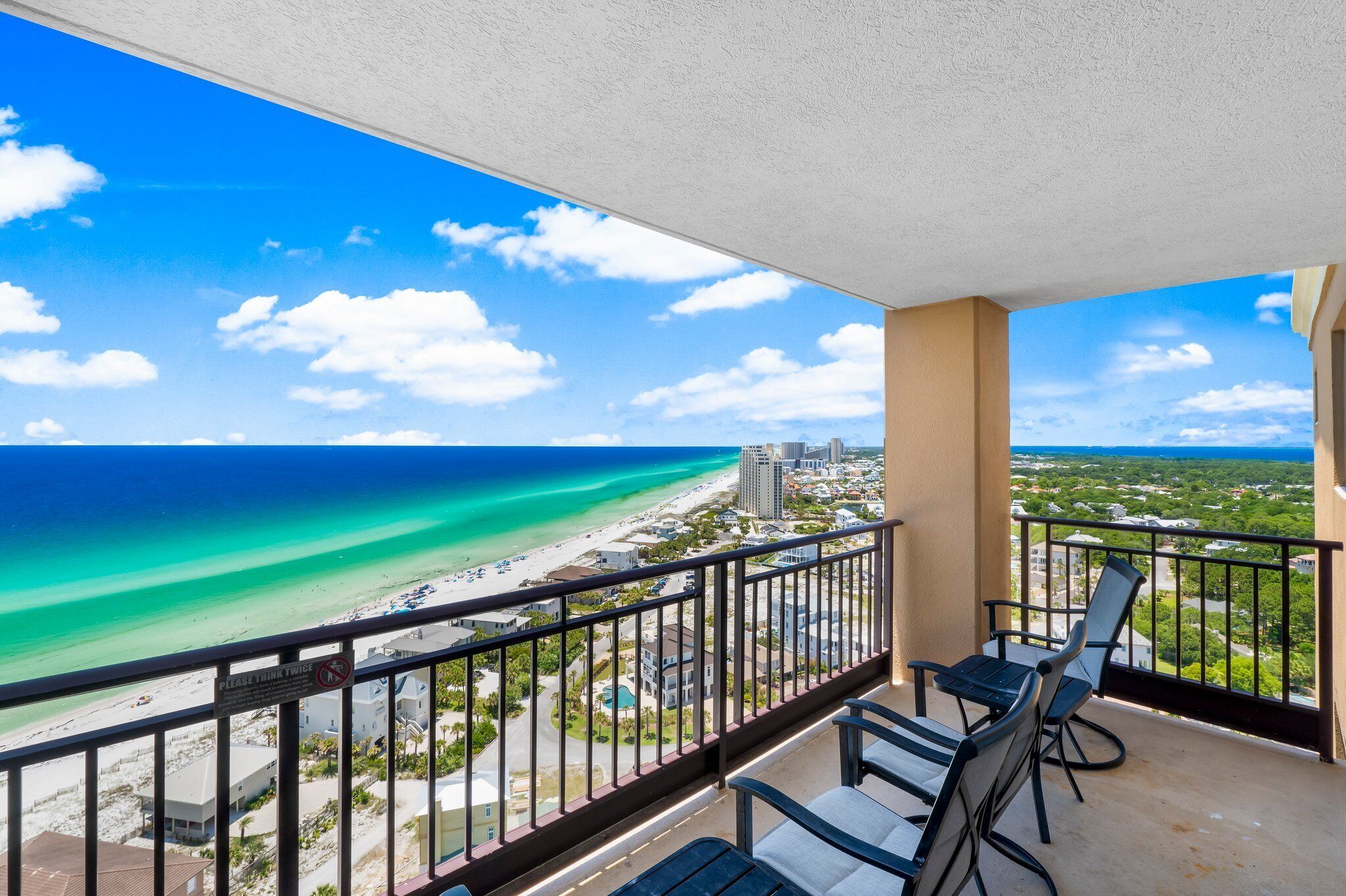 Un balcone con vista sulla spiaggia e sull'oceano.