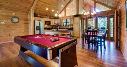 Erikoisvalmisteinen koiraystävällinen m��kki w / vuoristomaisemat, kylpytynnyri, biljardipöytä ja enemmän!