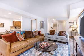 Televisión, chimenea, reproductor de DVD y estéreo 