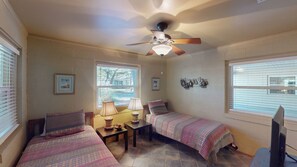 2 makuuhuonetta, silitysrauta/-lauta, ilmainen Wi-Fi, vuodevaatteet