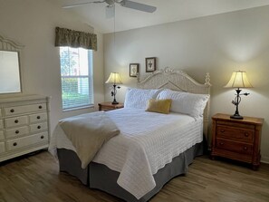 3 bedrooms, iron/ironing board, free WiFi, bed sheets - Walking distance to Lake Sumter Landing! Small Dog Friendly Villa w/Golf Cart (The Villages)