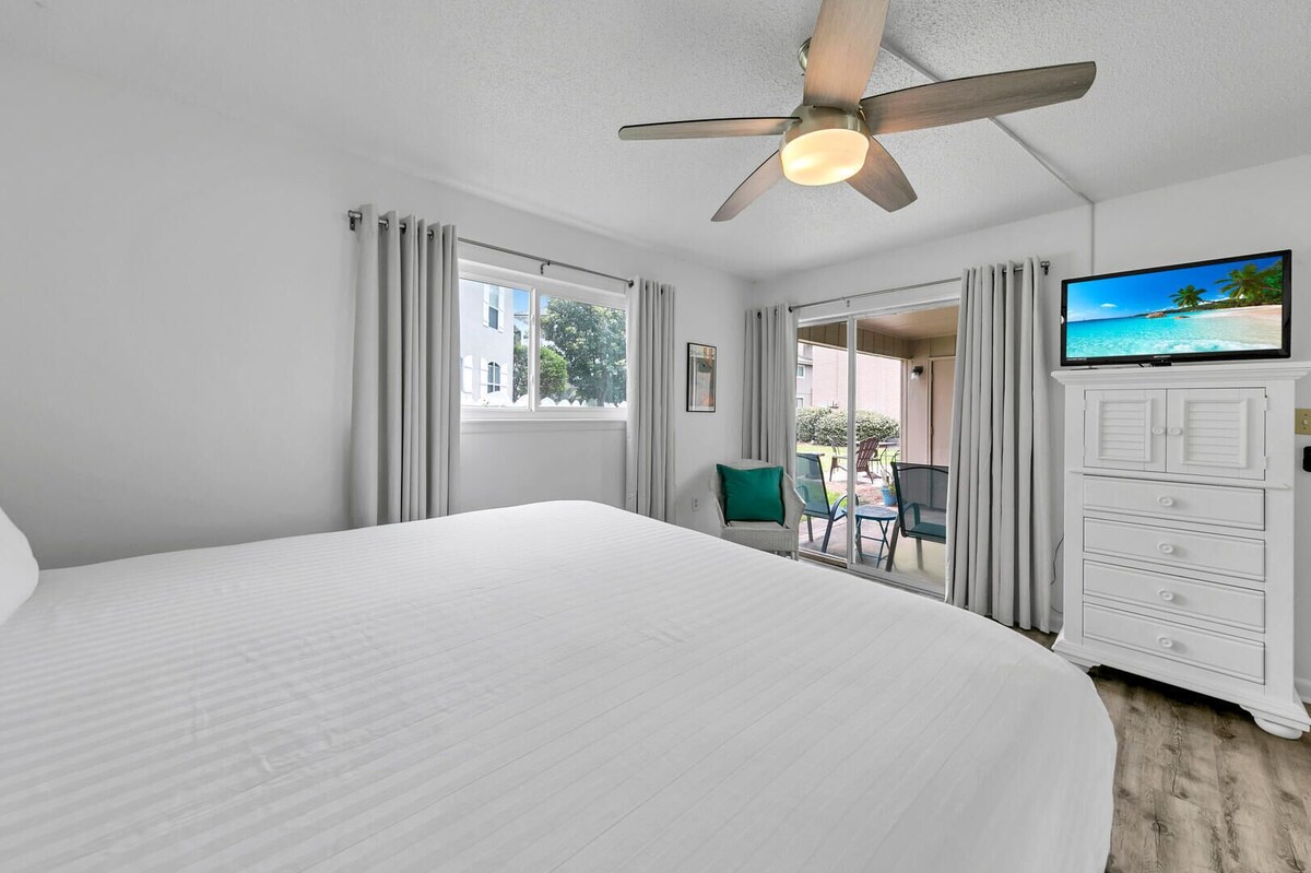 Photo 4 of Beach Service Included! Private Beach Access! Pet Friendly! Chateau La Mer 8A!