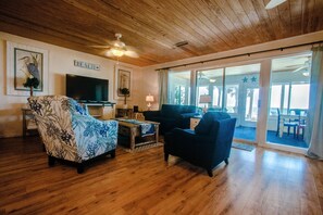 TV - Spacious & Family-Ready Unit! FREE Activities, Summer Deals!! Winter '26 $2650/mo! (Panama City Beach)