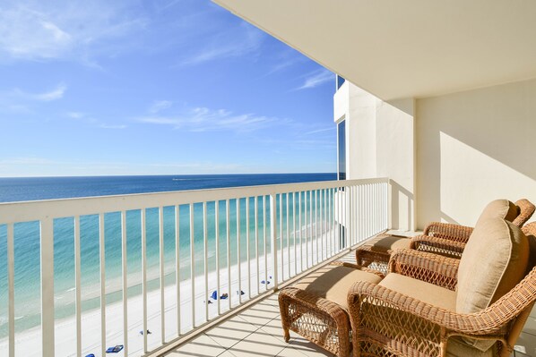 Property grounds - Serene Modern Beachfront Condo w/ Easy Beach Access at Silver Beach Towers! 🌊☀ (Destin)