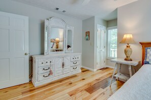 3 bedrooms, iron/ironing board, Internet, bed sheets - Home on 8 Wooded Acres with Creek, Private Hot Tub, Screened-In Deck & Firepit (Sautee Nacoochee)