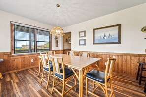 Dining - Memory Lane: Ocean-front Beach Cottage, Old-fashioned Charm (Nags Head)