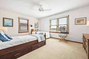 4 bedrooms, iron/ironing board, free WiFi, bed sheets - Memory Lane: Ocean-front Beach Cottage, Old-fashioned Charm (Nags Head)
