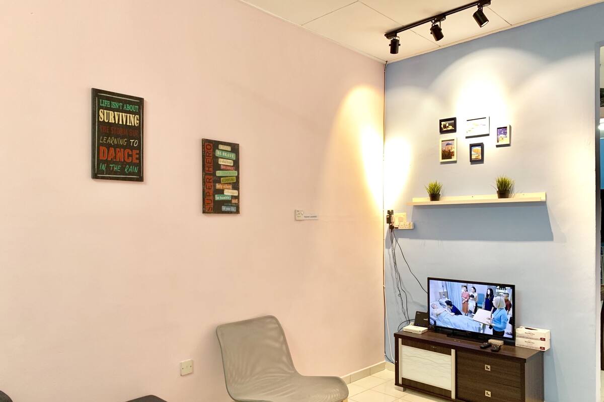 Rumah, 3 kamar tidur | Area keluarga | Televisi LED 32-inci dengan saluran TV satelit dan TV