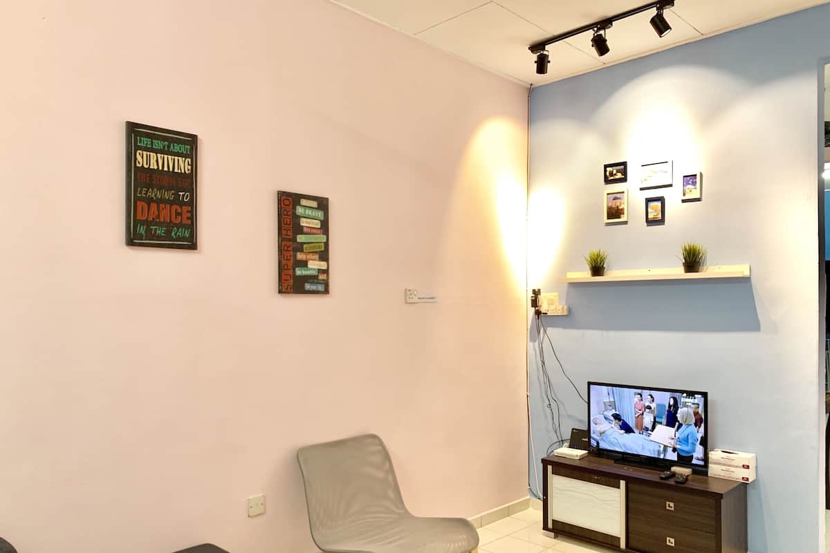 House, 3 Bedrooms | Living area | 32-inch LED TV with satellite channels, TV