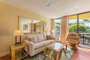 Smart TV - Central location with private view deck to oceanfront park (Kihei)