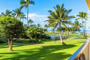 Property grounds - Central location with private view deck to oceanfront park (Kihei)