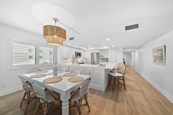 Dining - Sanddollar #C104 is a Beachfront Vacation Rental on Sanibel Island (Sanibel Island)