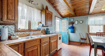 Cozy Cottage with Private Deck - Walk to Short Sands Beach