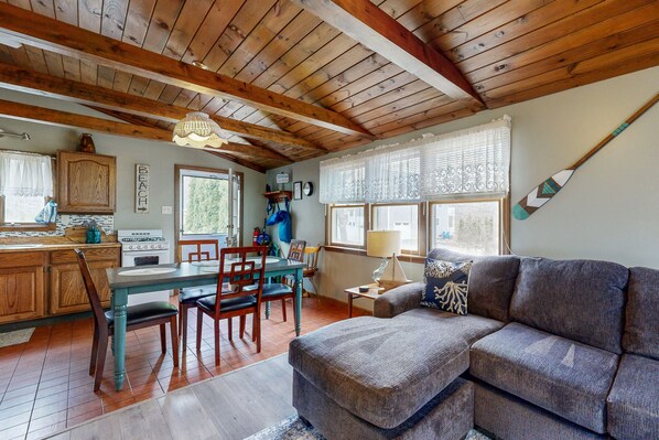 TV, DVD player - Cozy Cottage with Private Deck - Walk to Short Sands Beach (York)