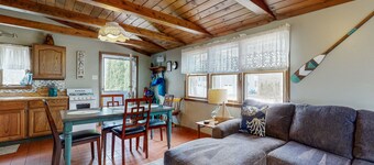 Cozy Cottage with Private Deck - Walk to Short Sands Beach