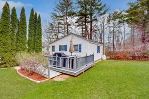 Terrace/patio - Cozy Cottage with Private Deck - Walk to Short Sands Beach (York)