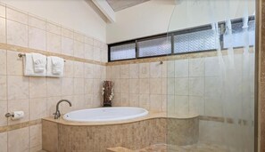 Hair dryer, towels - Aloha Condos, Kona Coast Resort, Townhome 7-106, Ocean View, AC (Kailua Kona)