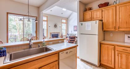 Mountain lodge with hot tub & pool - close to golf & skiing