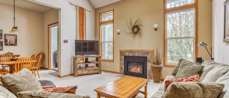 Televisión, chimenea, reproductor de DVD, biblioteca de música