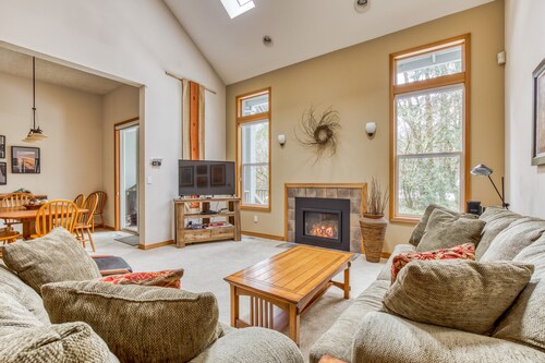 Mountain lodge with hot tub & pool - close to golf & skiing