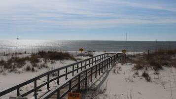 Una spiaggia nelle vicinanze