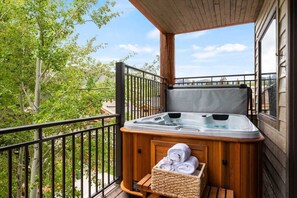 Outdoor spa tub - Abode at Sterling Lodge, ski-in/ski-out, hot tub, Silver Lake Village (Park City)