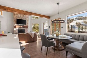 Televisión, chimenea y oficina 