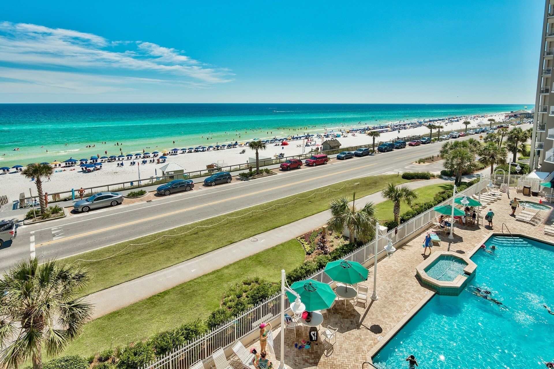 Un resort con piscina, playa y camino.