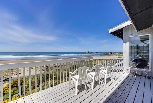 Dog-friendly, oceanfront home w/ beach access, and large deck-EV charger