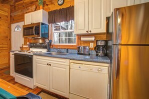 Fridge, microwave, oven, stovetop - Dog-friendly log cabin with private hot tub & in-room Jacuzzi (Sautee Nacoochee)